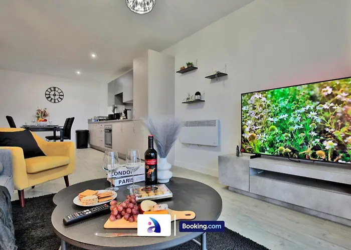 Modern 2 Bed, 2 Bath Apt With Ensuite By Avalora Short Lets & Serviced Accommodation Salford With Balcony, Near Tram Stop Salford Quays
