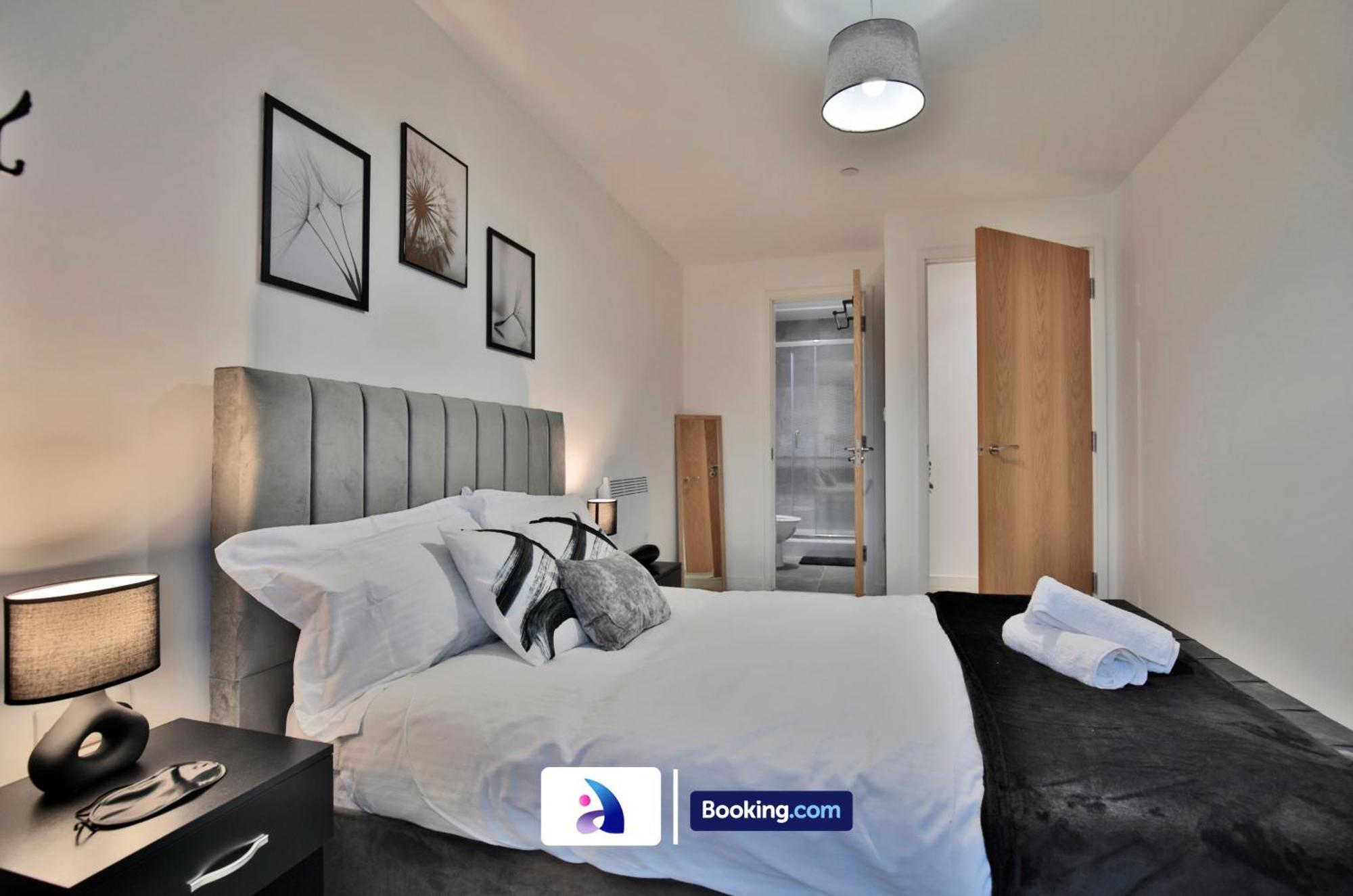 Modern 2 Bed, 2 Bath With Ensuite By Avalora Short Lets & Serviced Salford With Balcony, Near Tram Stop Salford Quays Apartment