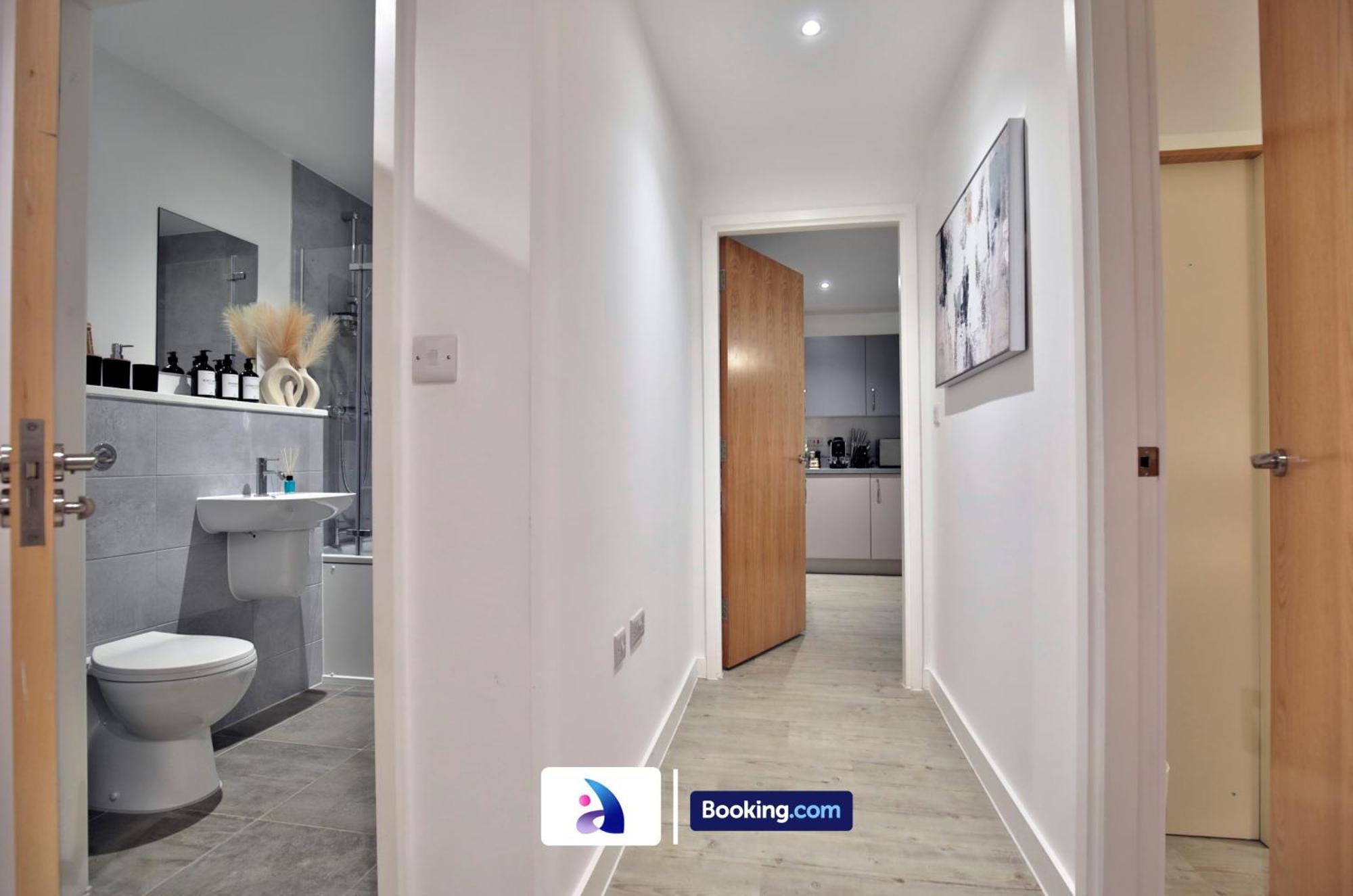 Modern 2 Bed, 2 Bath With Ensuite By Avalora Short Lets & Serviced Salford With Balcony, Near Tram Stop Salford Quays *