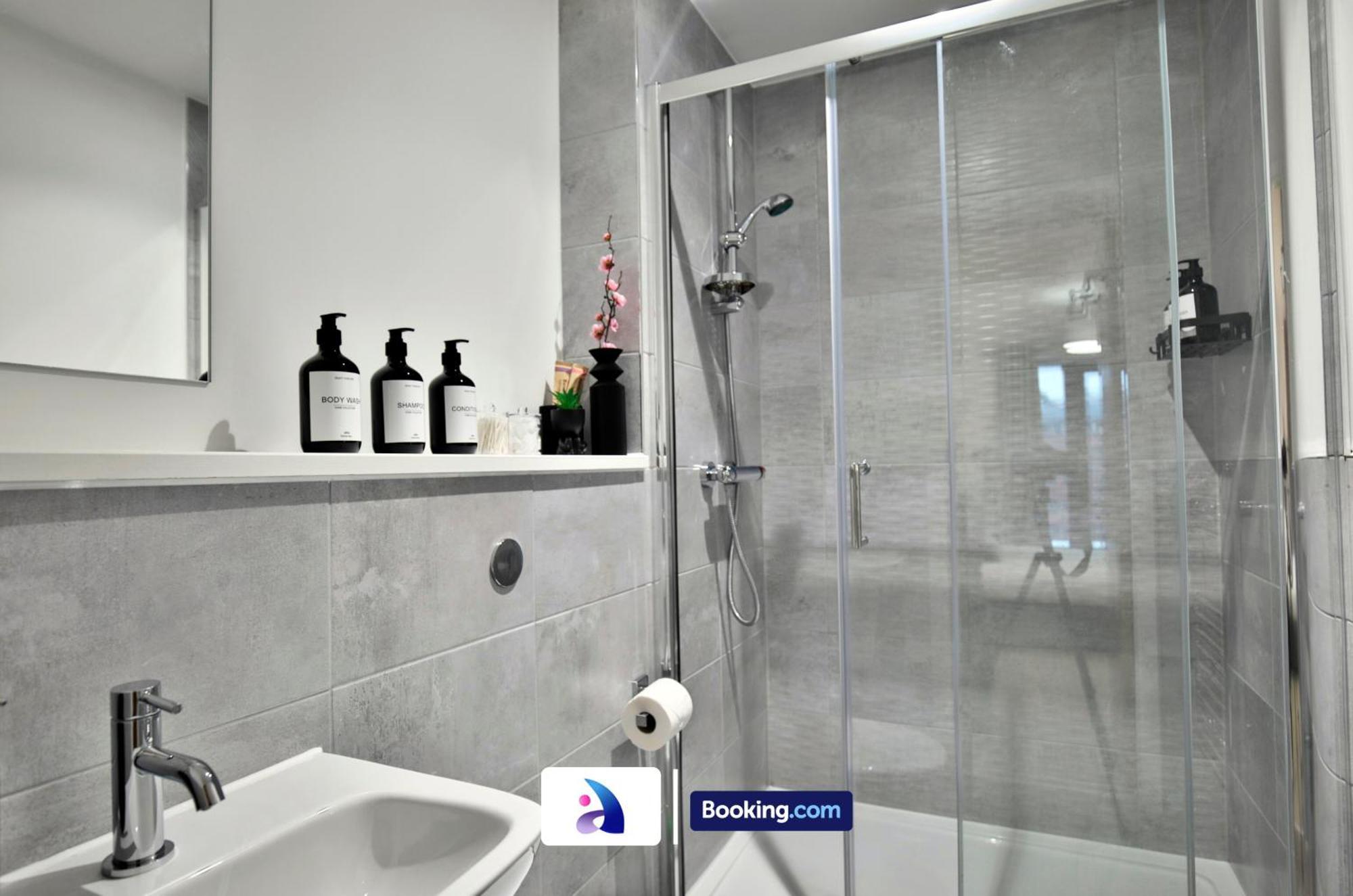 Modern 2 Bed, 2 Bath With Ensuite By Avalora Short Lets & Serviced Salford With Balcony, Near Tram Stop Salford Quays * Manchester