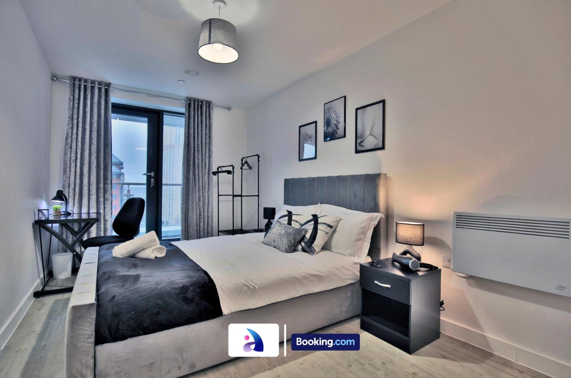 Modern 2 Bed, 2 Bath With Ensuite By Avalora Short Lets & Serviced Salford With Balcony, Near Tram Stop Salford Quays *