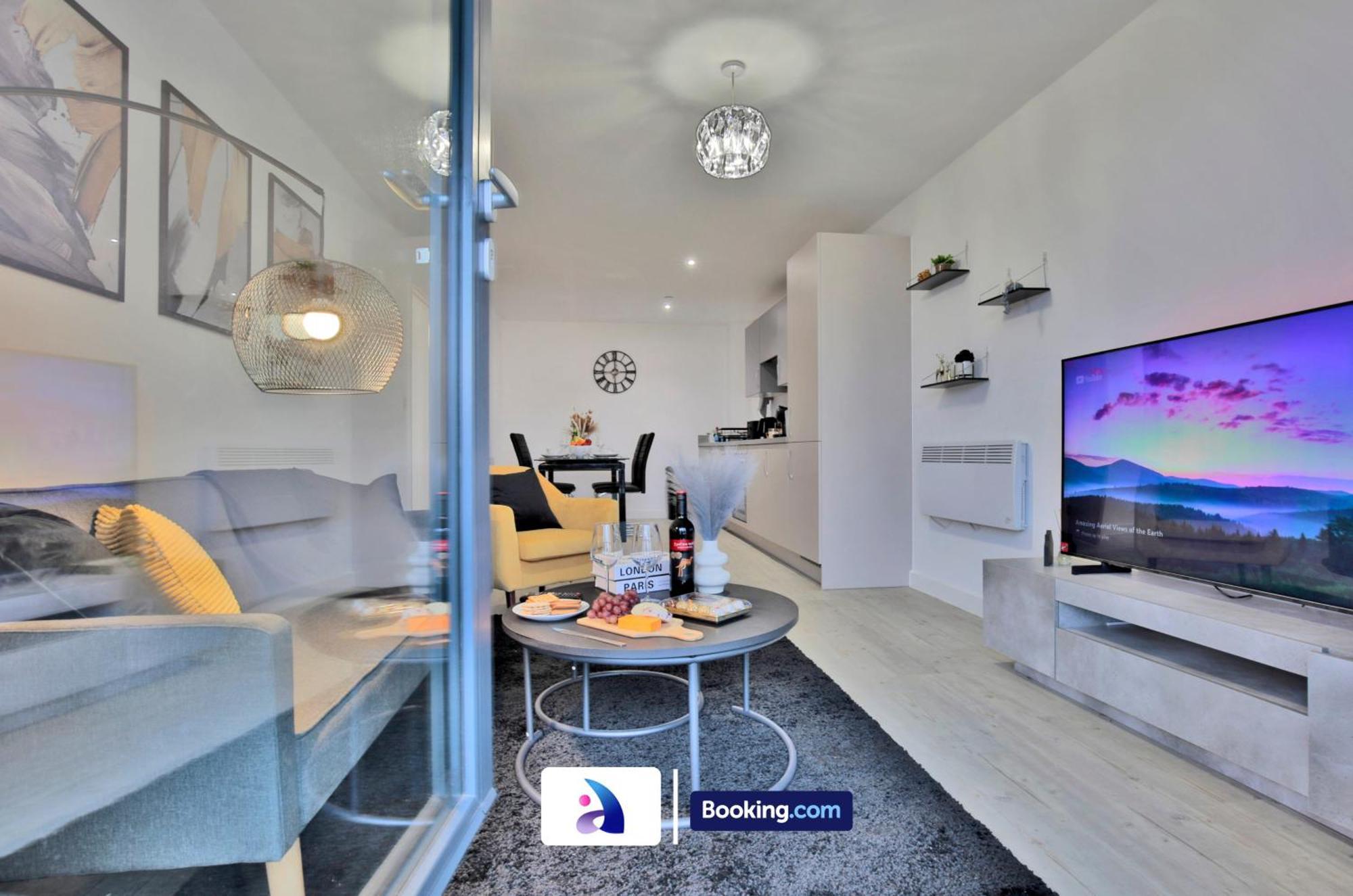 Modern 2 Bed, 2 Bath With Ensuite By Avalora Short Lets & Serviced Salford With Balcony, Near Tram Stop Salford Quays Apartment