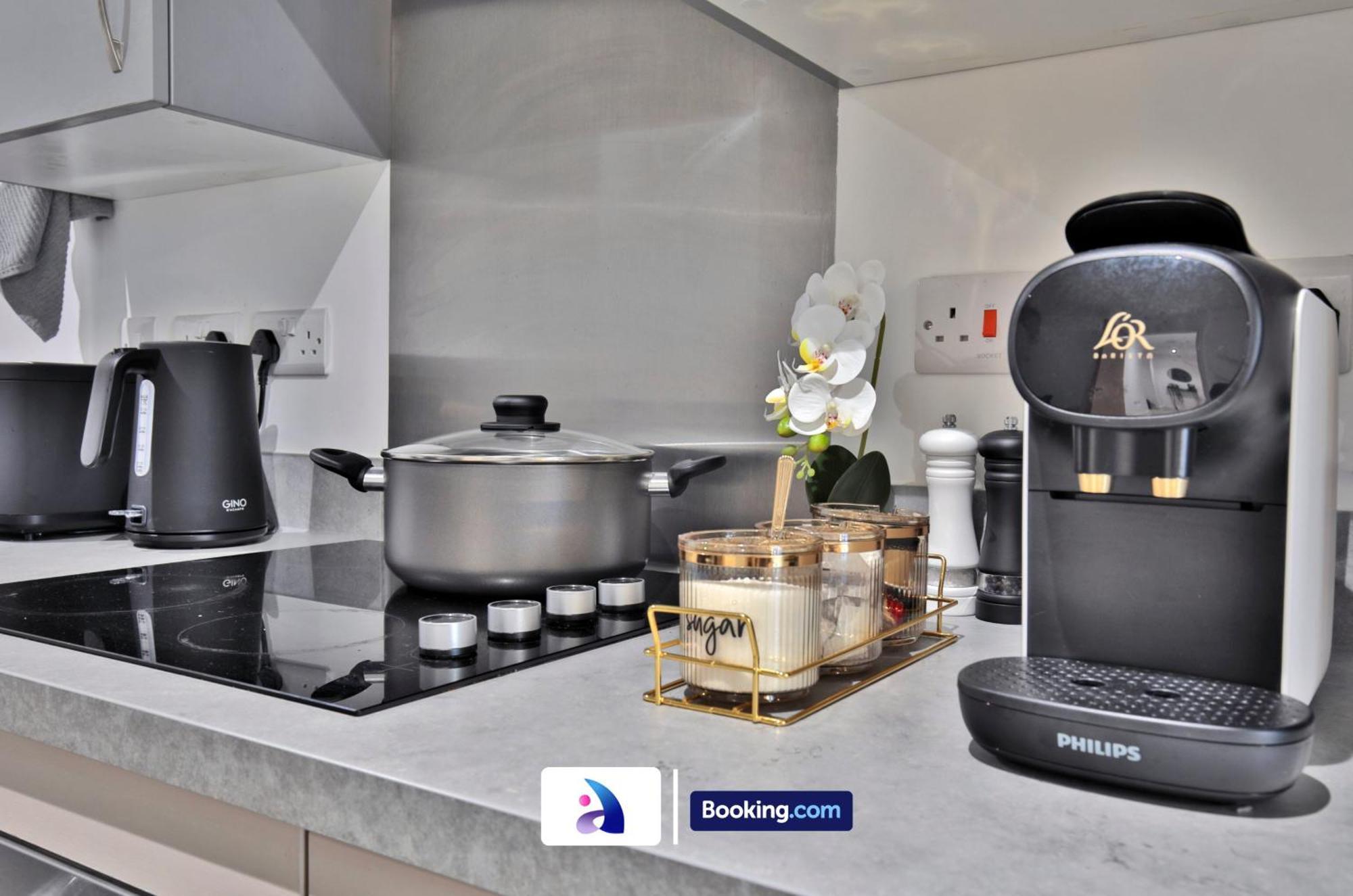 Apartment Modern 2 Bed, 2 Bath With Ensuite By Avalora Short Lets & Serviced Salford With Balcony, Near Tram Stop Salford Quays *