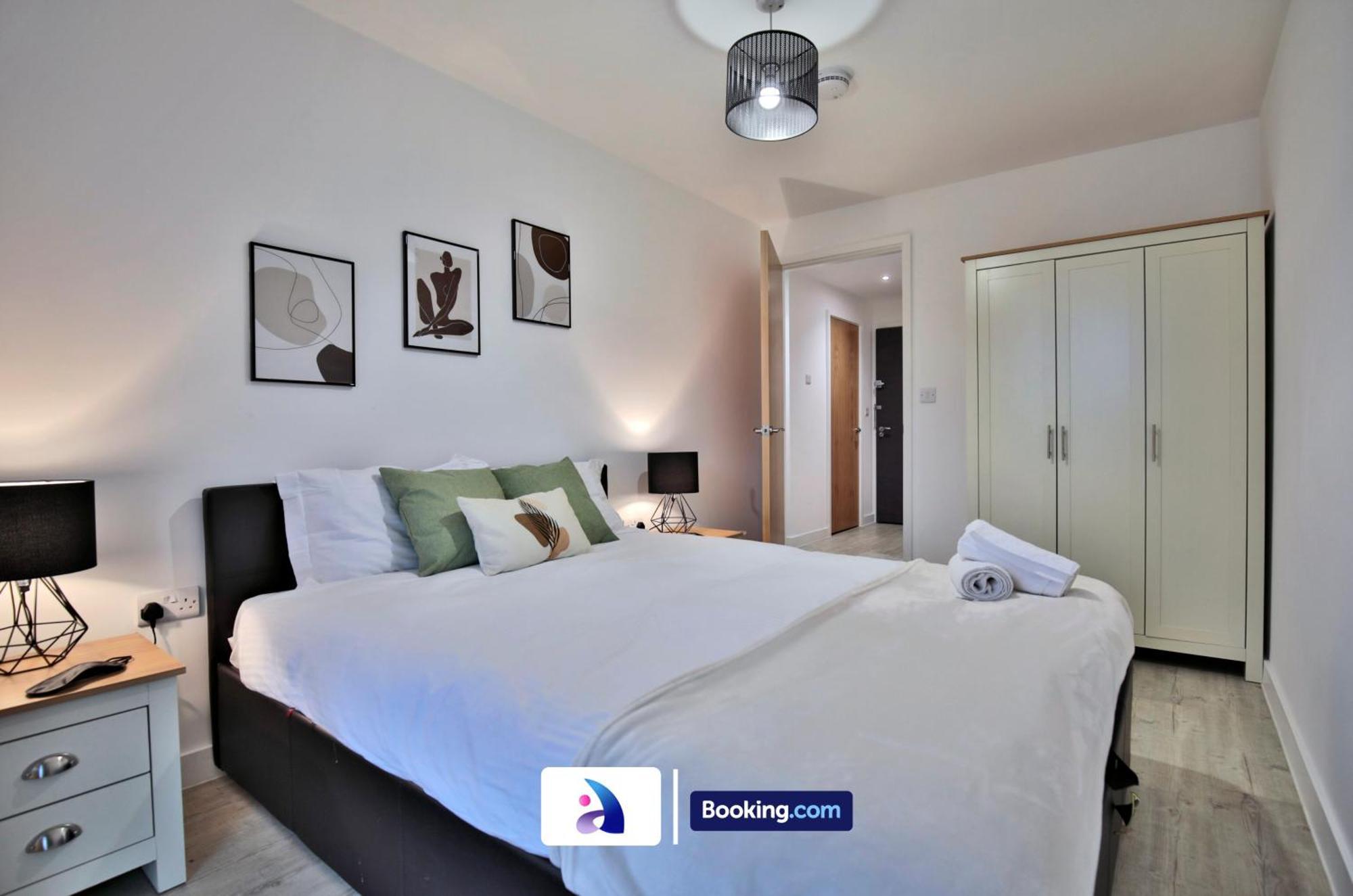 Modern 2 Bed, 2 Bath With Ensuite By Avalora Short Lets & Serviced Salford With Balcony, Near Tram Stop Salford Quays * Manchester