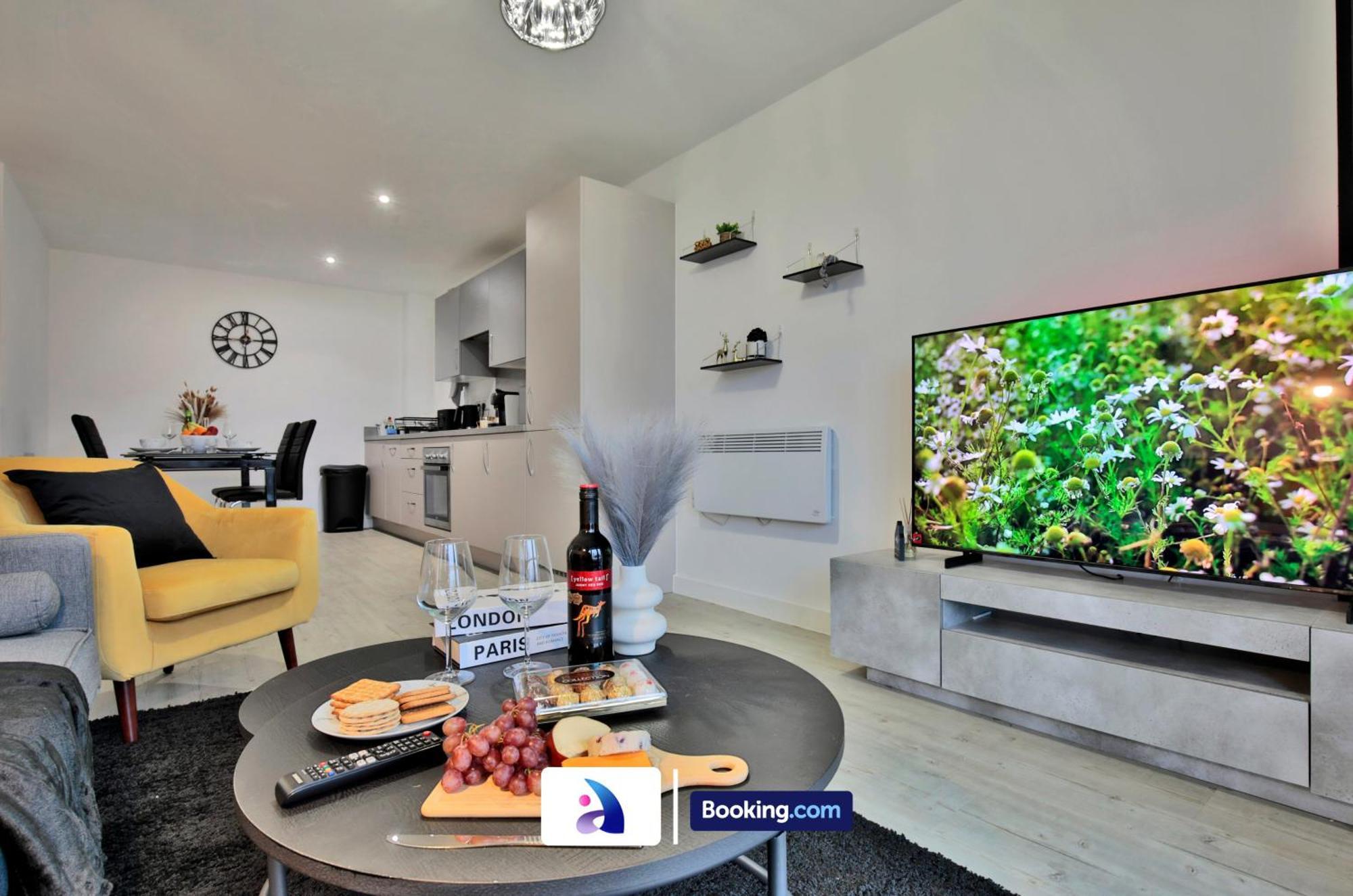 Apartment Modern 2 Bed, 2 Bath With Ensuite By Avalora Short Lets & Serviced Salford With Balcony, Near Tram Stop Salford Quays *
