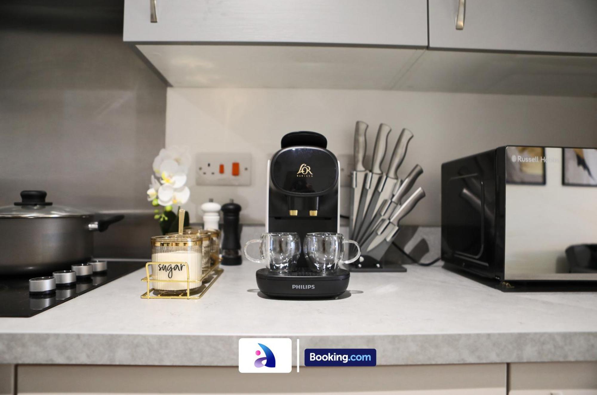 Modern 2 Bed, 2 Bath With Ensuite By Avalora Short Lets & Serviced Salford With Balcony, Near Tram Stop Salford Quays Apartment *