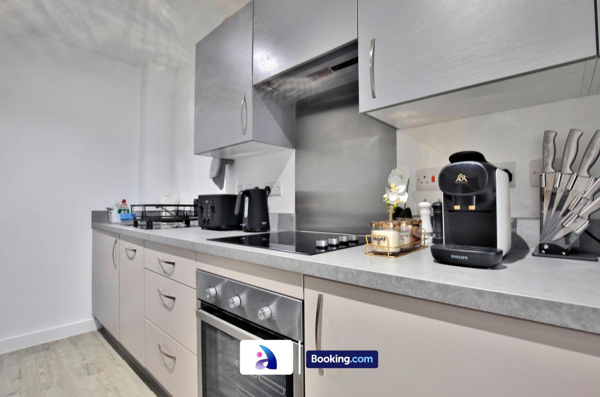 Apartment Modern 2 Bed, 2 Bath With Ensuite By Avalora Short Lets & Serviced Salford With Balcony, Near Tram Stop Salford Quays Manchester