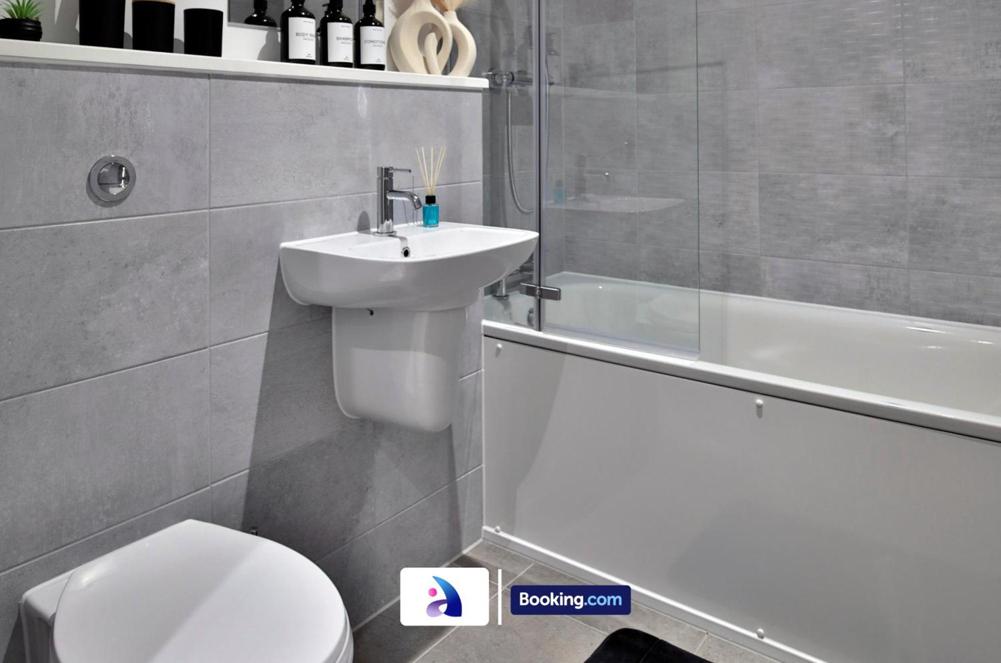 Modern 2 Bed, 2 Bath With Ensuite By Avalora Short Lets & Serviced Salford With Balcony, Near Tram Stop Salford Quays * Manchester