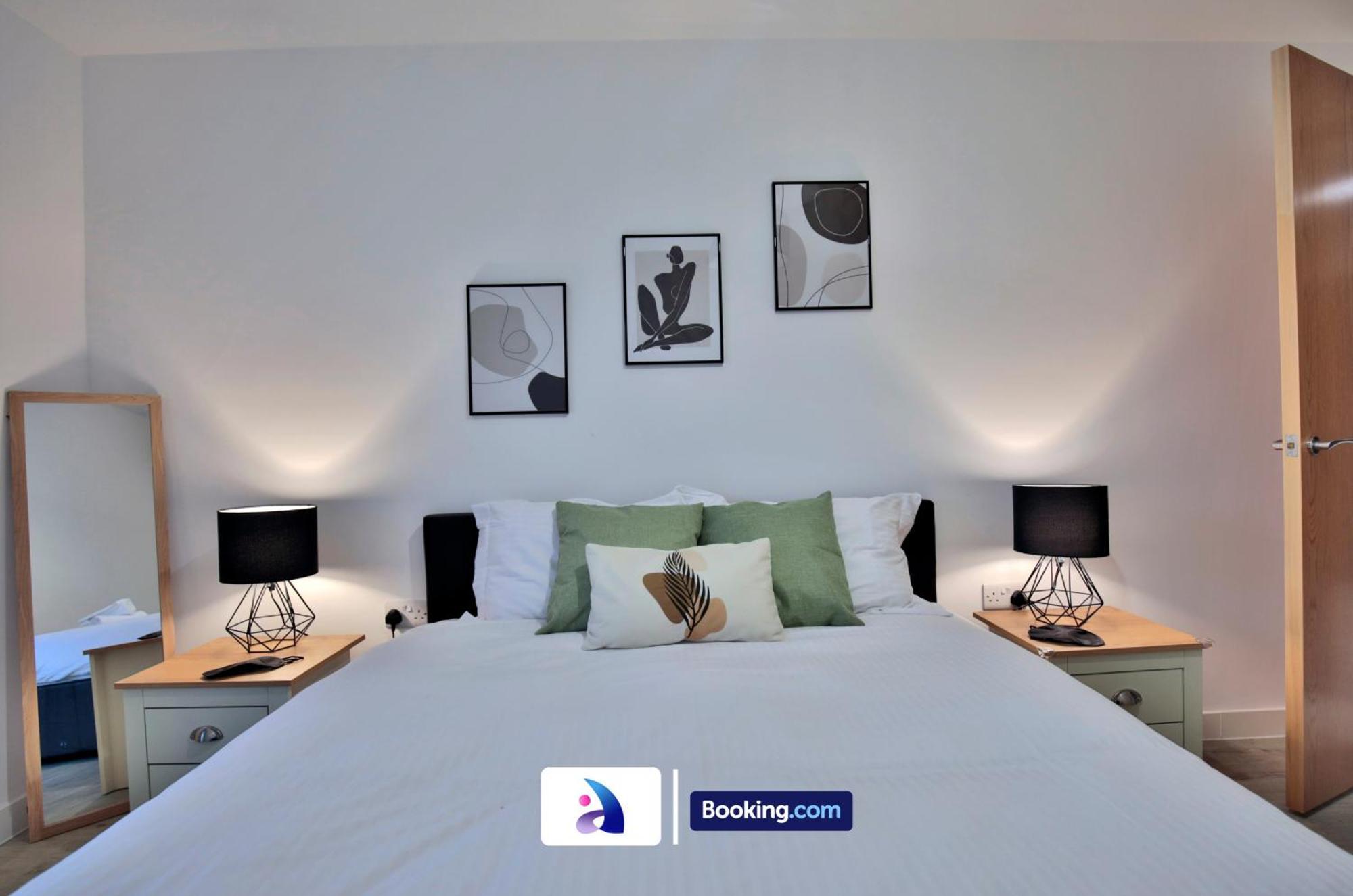 Apartment Modern 2 Bed, 2 Bath With Ensuite By Avalora Short Lets & Serviced Salford With Balcony, Near Tram Stop Salford Quays