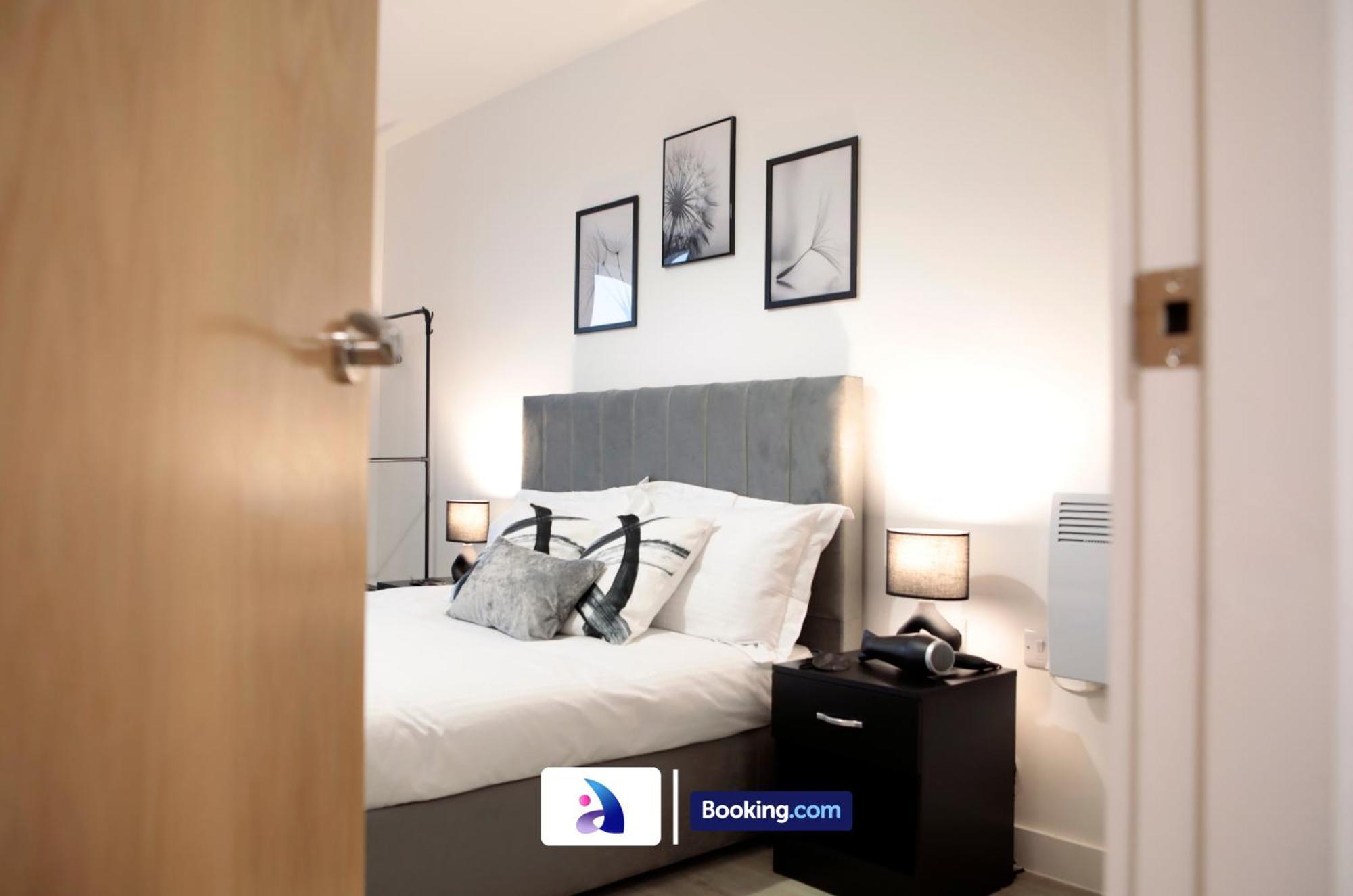 Modern 2 Bed, 2 Bath With Ensuite By Avalora Short Lets & Serviced Salford With Balcony, Near Tram Stop Salford Quays *