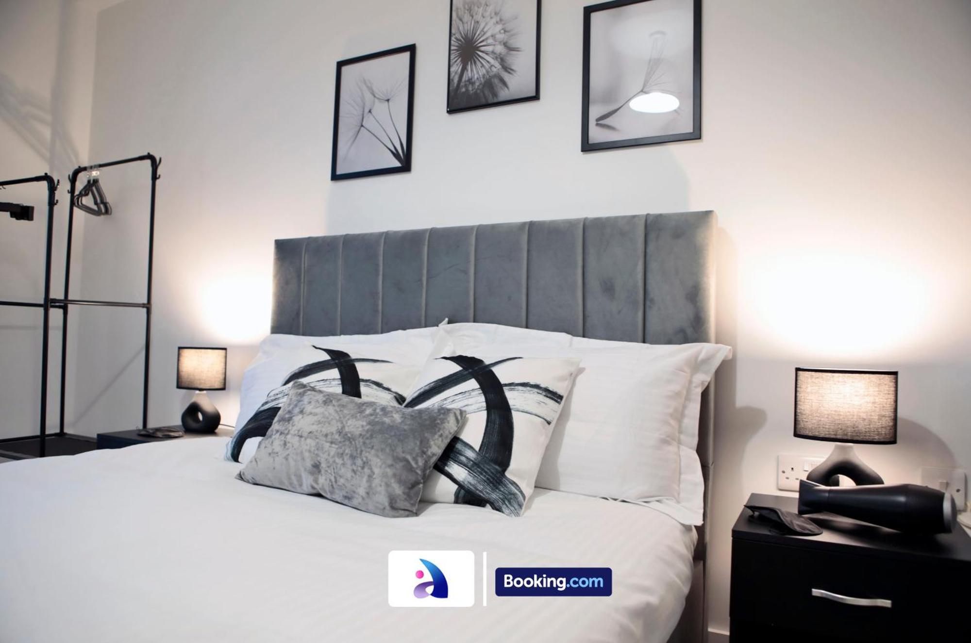 Modern 2 Bed, 2 Bath With Ensuite By Avalora Short Lets & Serviced Salford With Balcony, Near Tram Stop Salford Quays