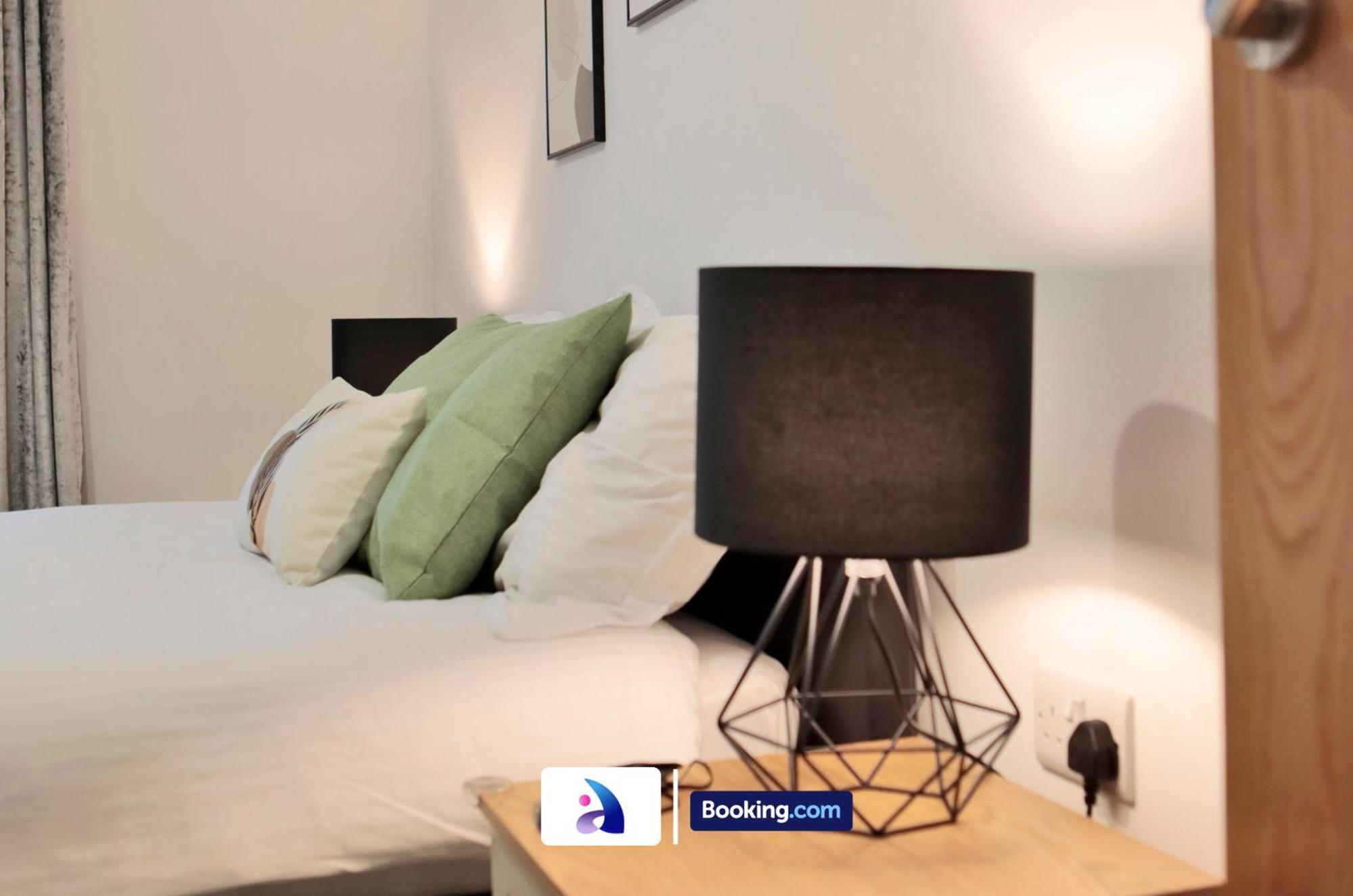 Modern 2 Bed, 2 Bath With Ensuite By Avalora Short Lets & Serviced Salford With Balcony, Near Tram Stop Salford Quays